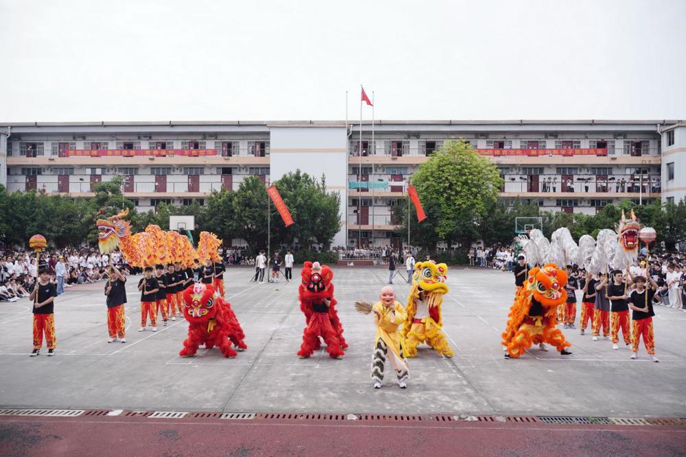 开幕式学生龙狮表演
