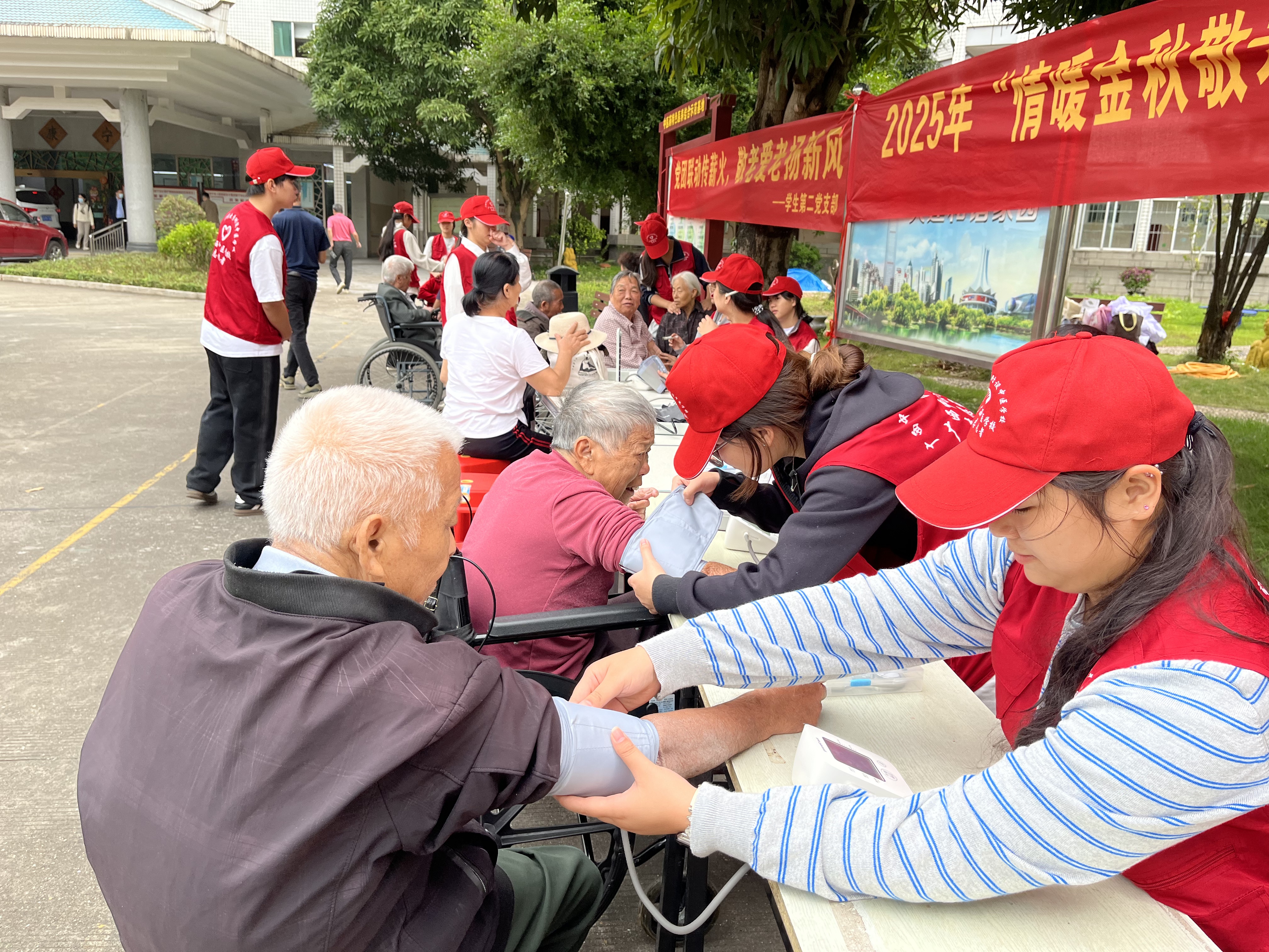 志愿者为老人测量血压 志愿者为老人测量血压