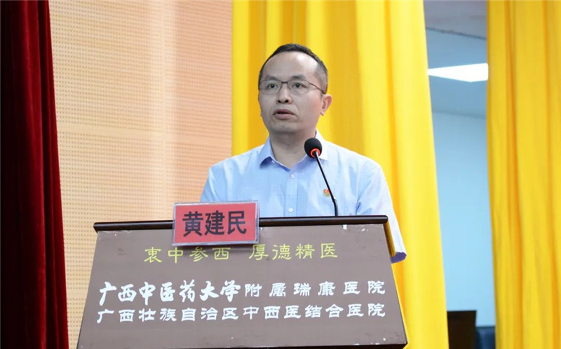 7医院纪委书记黄建民宣读表彰文件.jpg 7医院纪委书记黄建民宣读表彰文件.jpg