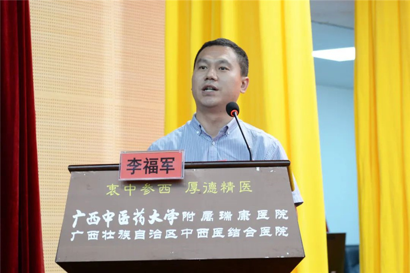 8优秀教师代表李福军老师上台发言.jpg 8优秀教师代表李福军老师上台发言.jpg