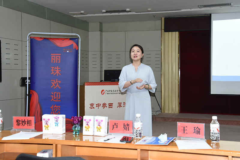 3丽珠医药集团副总经理卢婧介绍企业情况.jpg 3丽珠医药集团副总经理卢婧介绍企业情况.jpg