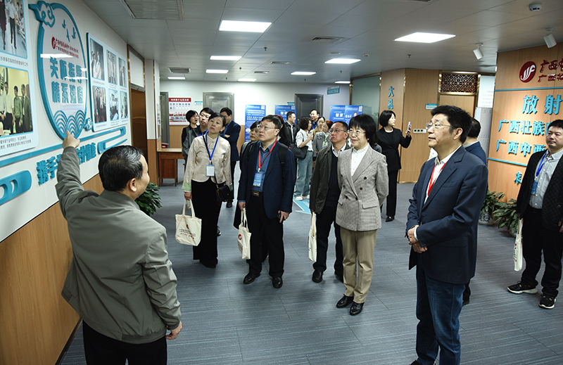 2参观射波刀治疗中心.jpg 2参观射波刀治疗中心.jpg