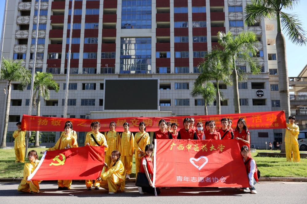 建筑前的广场上有许多人 中度可信度描述已自动生成 建筑前的广场上有许多人 中度可信度描述已自动生成