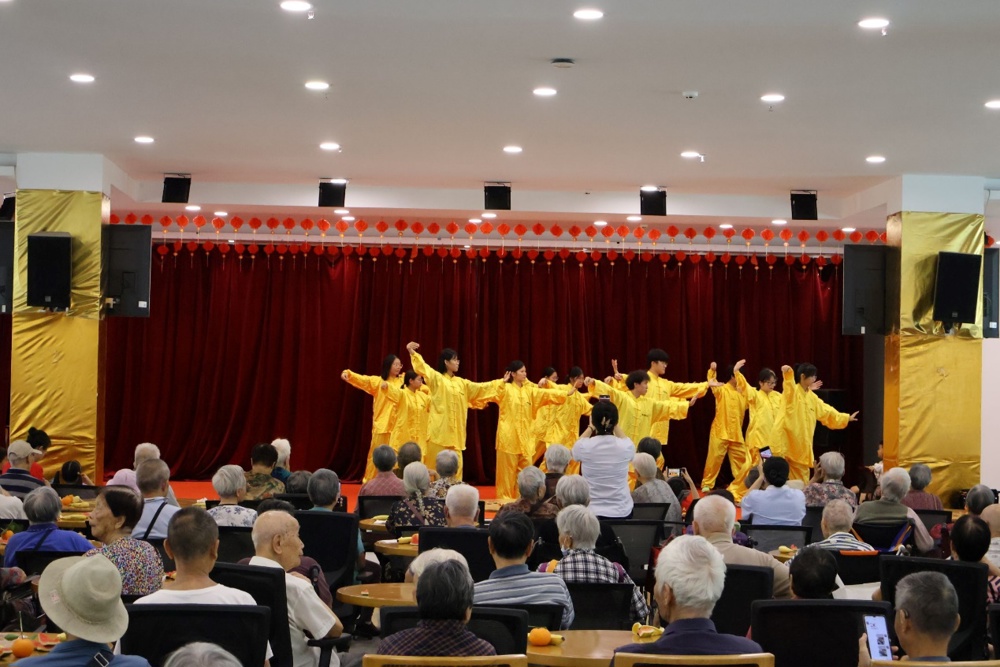 礼堂里有许多人 描述已自动生成 礼堂里有许多人 描述已自动生成