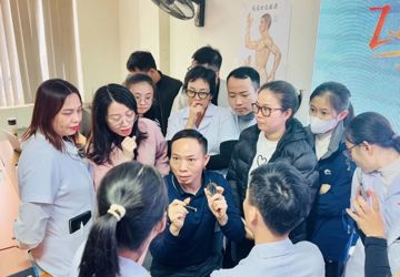 2024年12月,宋宁教授在越南传统医药大学做壮瑶医药特色诊疗技术专题培训