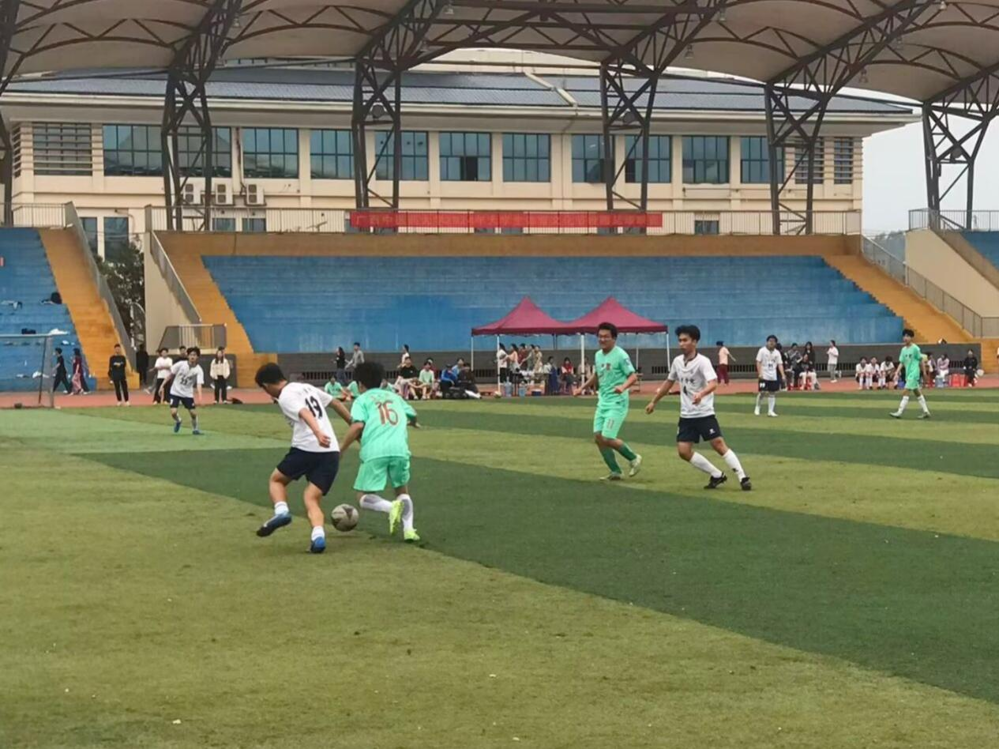 双方足球队员激烈角逐