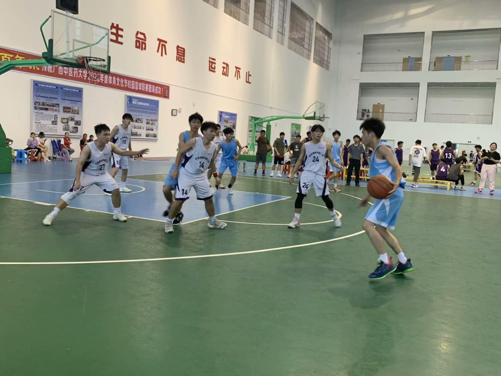 双方队员激烈角逐