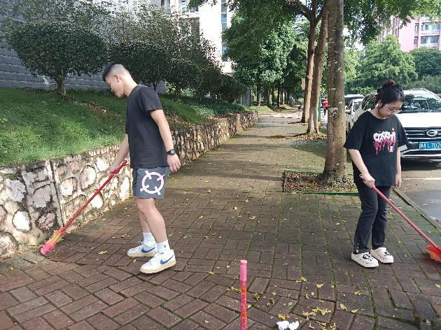 支部成员在清扫落叶