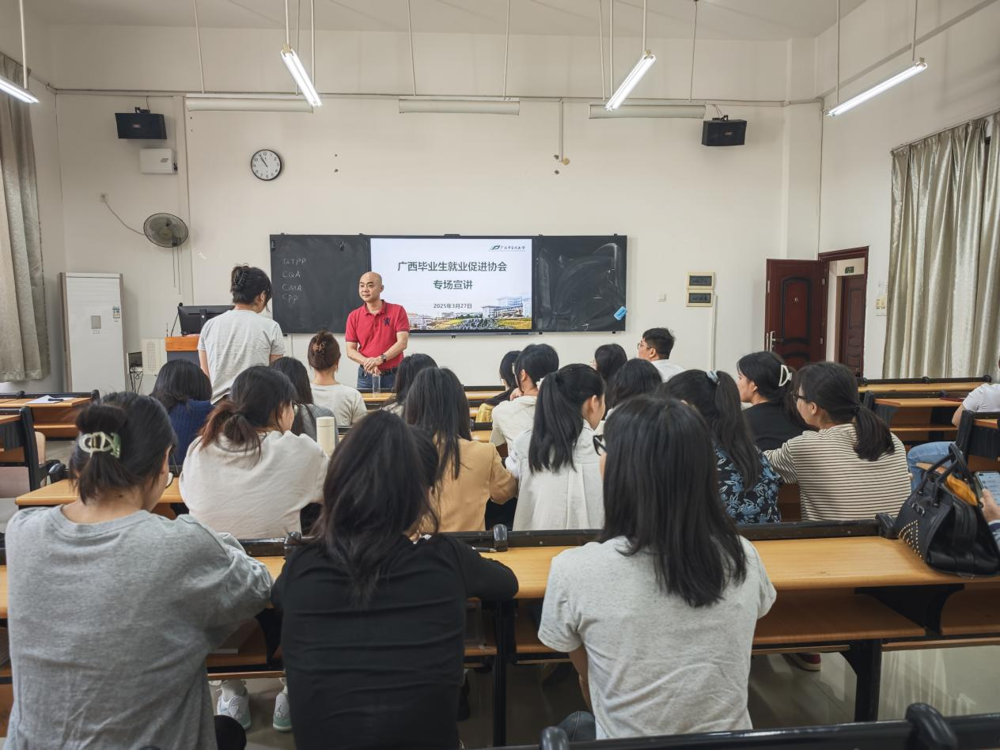 程隆与学生互动