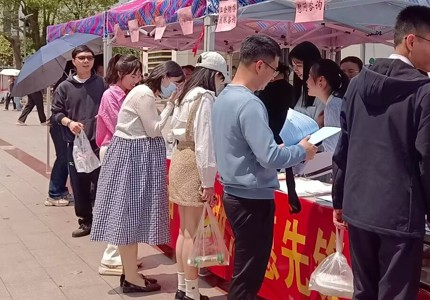 广西中医药大学工会党支部、财务处党支部联合开展“弘扬雷锋精神，争做志愿先锋” 主题党日活动