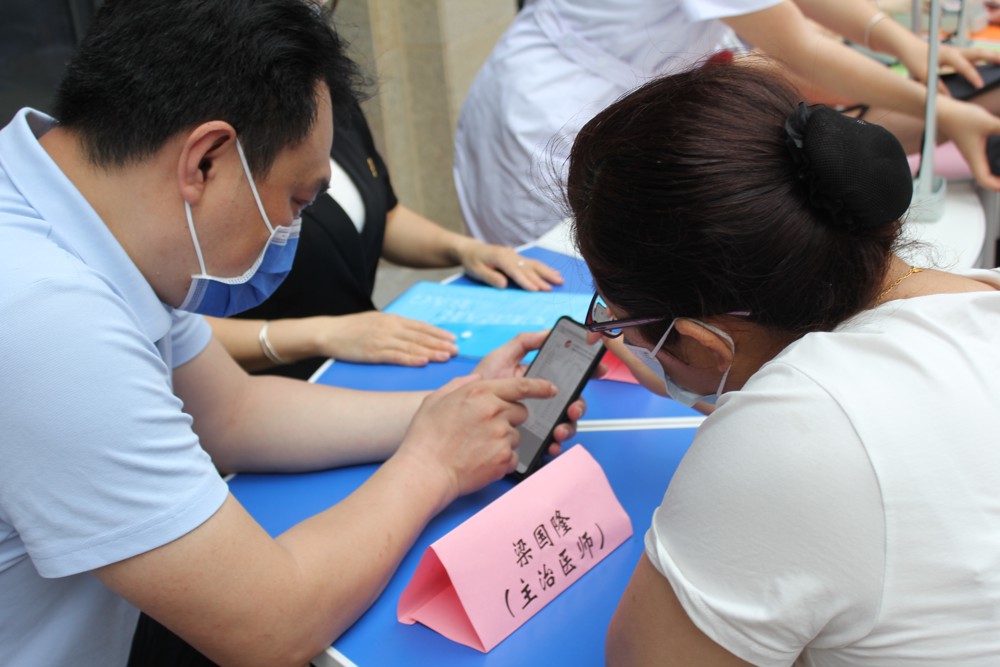 我校基础医学专业部梁国隆老师（主治医师）给社区居民答疑解惑