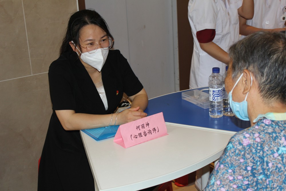 我校心理咨询师在给社区居民提供心理咨询