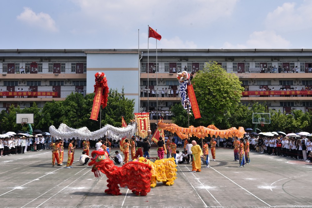 学生表演节目《龙狮祥瑞》