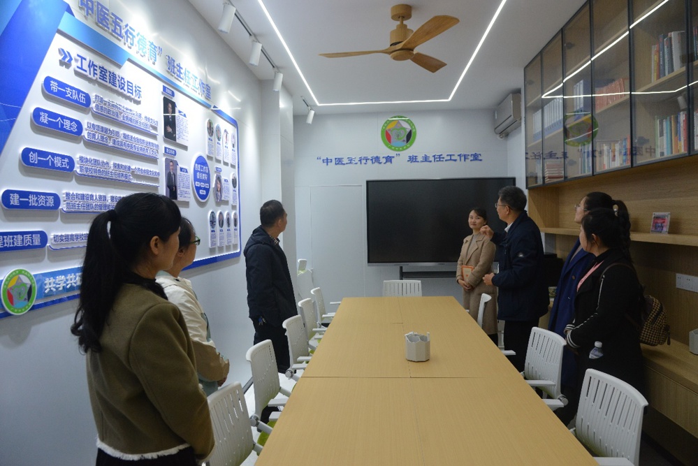 会议室里的人们
描述已自动生成