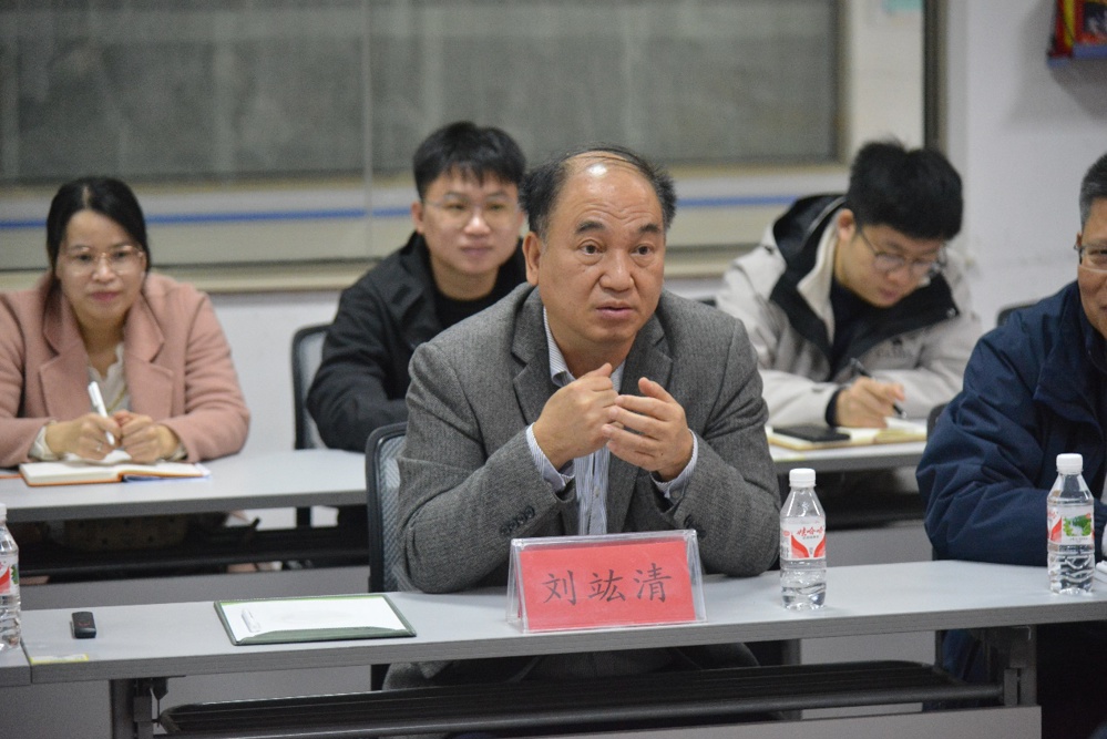 一群人坐在桌子前
描述已自动生成