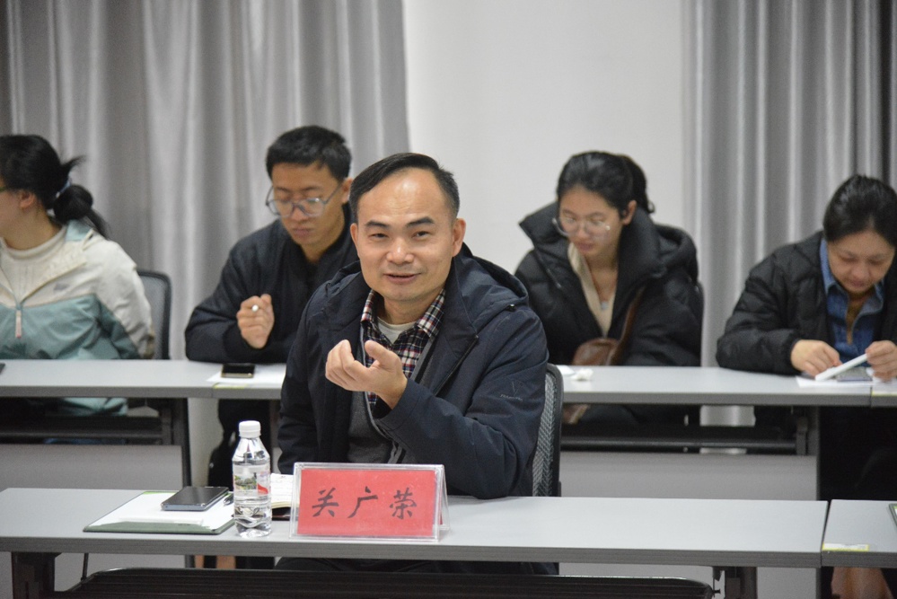 一群人坐在桌子前
描述已自动生成