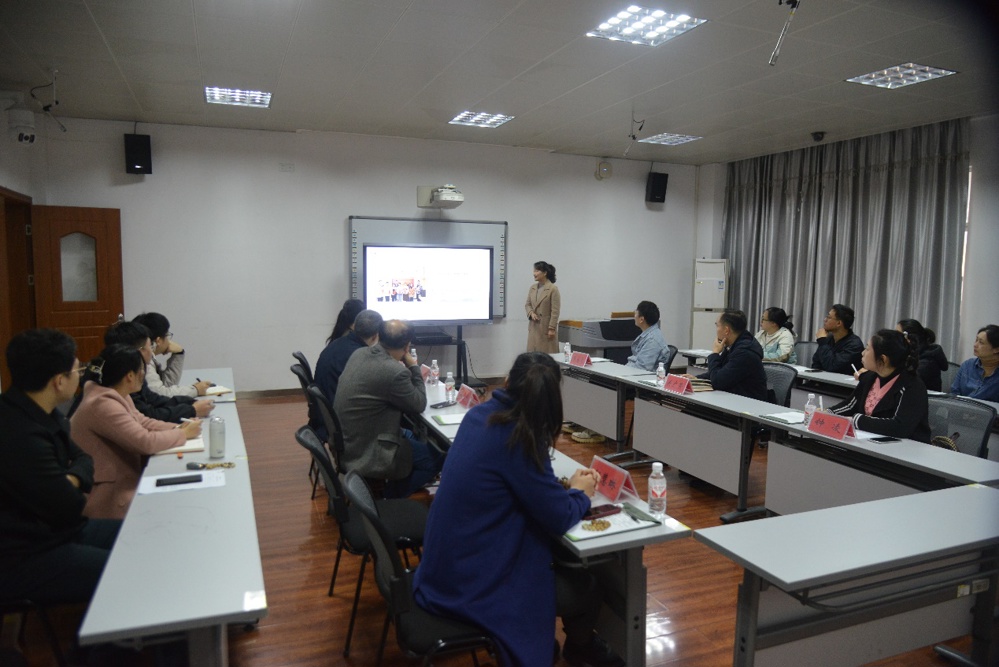 人们在厨房里
描述已自动生成