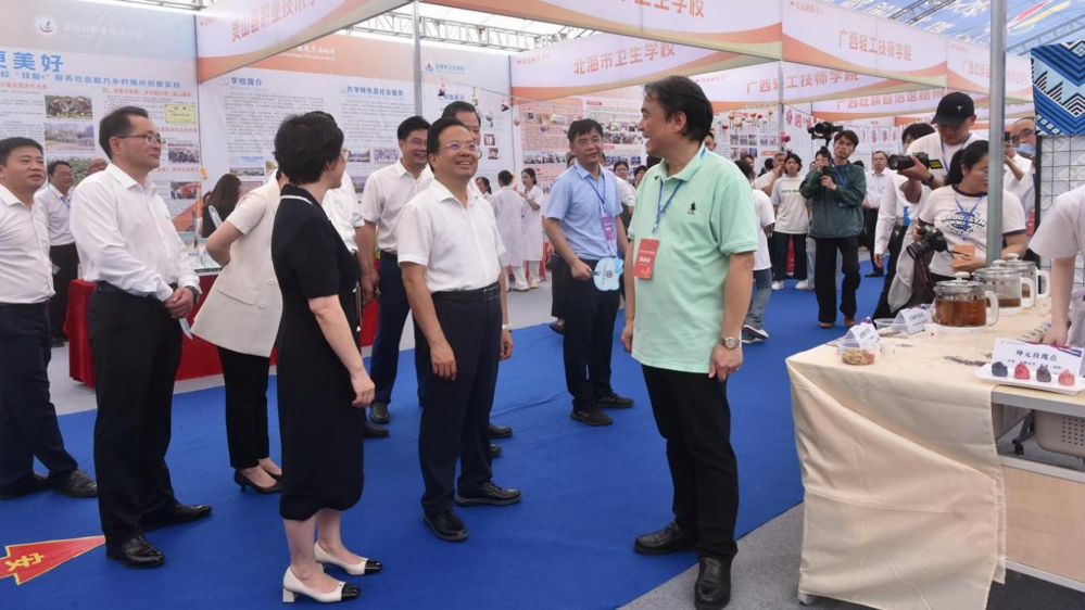 自治区教育厅副厅长伍锦昌莅临我校展位参观指导