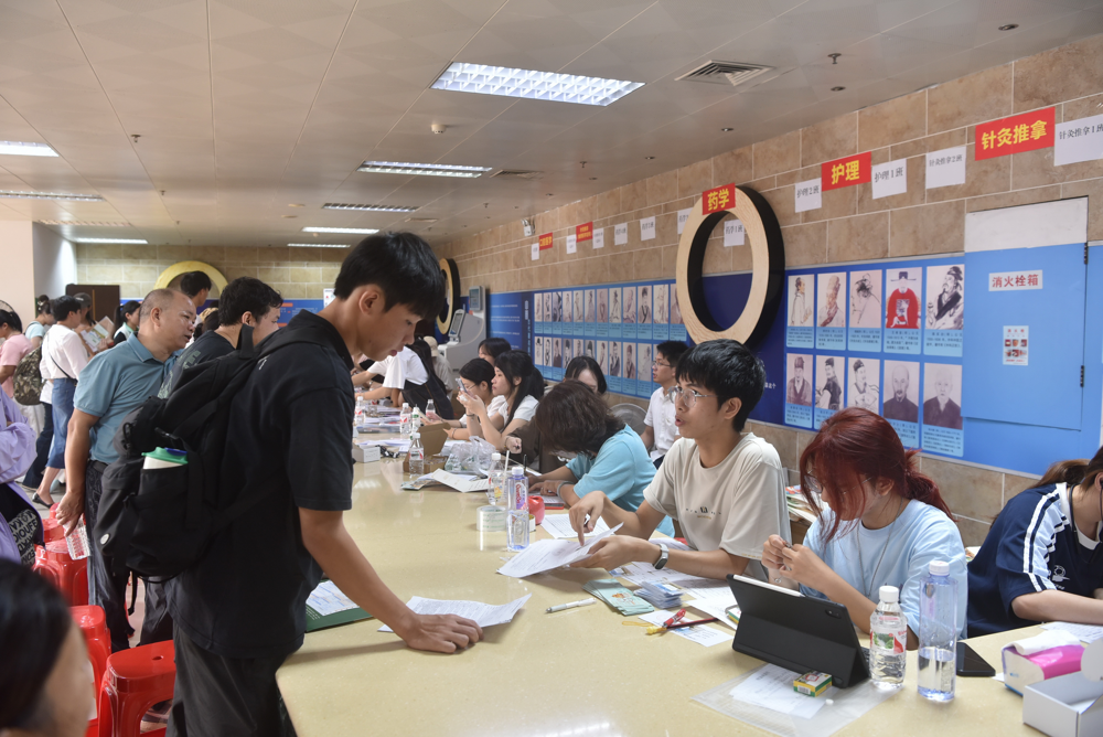 明秀校区新生报到现场