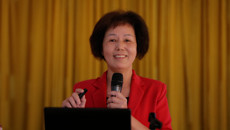 学校党委副书记、纪委书记杨连招给我校离退休职工上党课