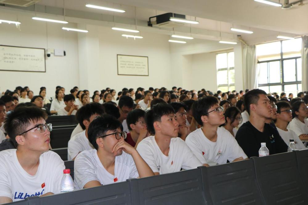 新生认真观看老师讲解