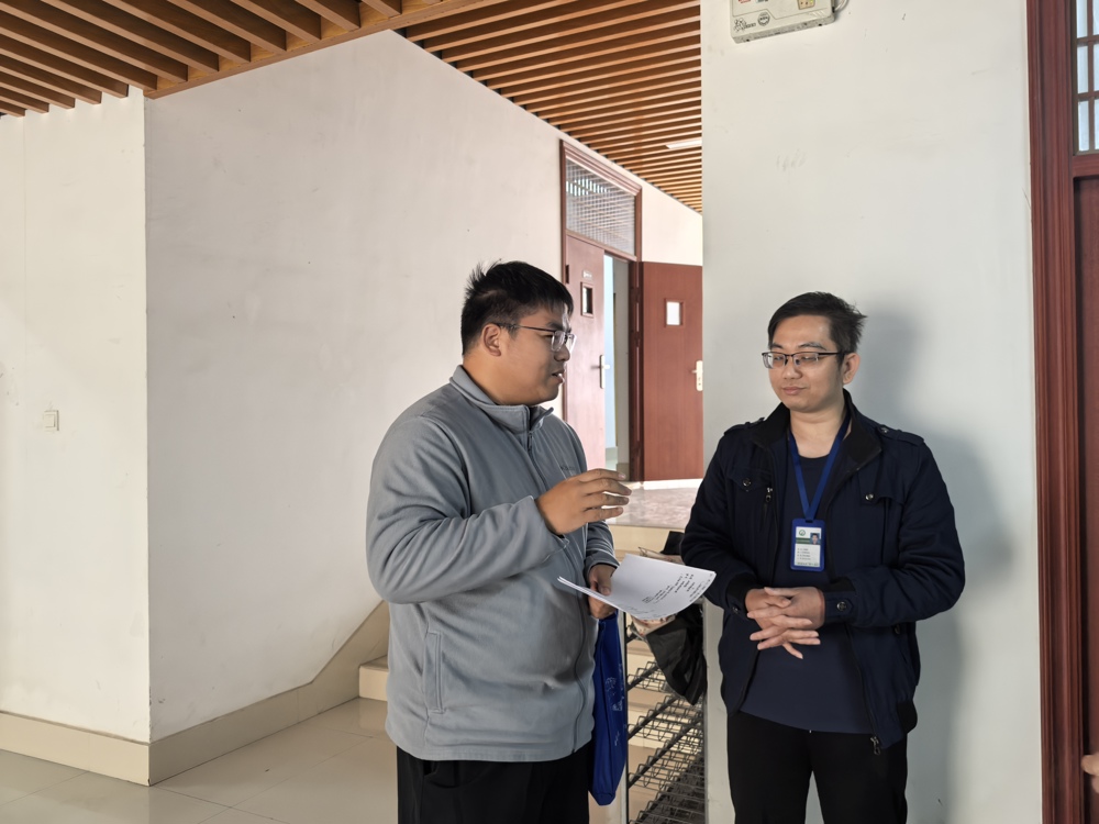 黄振鹏与课任教师就《护理研究》课程交流