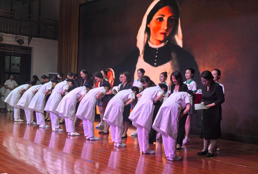 同学们在台上接授授帽