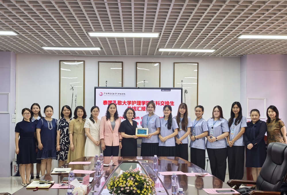 叶勇玲代表学校赠送纪念品 叶勇玲代表学校赠送纪念品