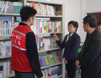 钟宏桃副校长带队到隆安县布泉乡开展主题党日活动