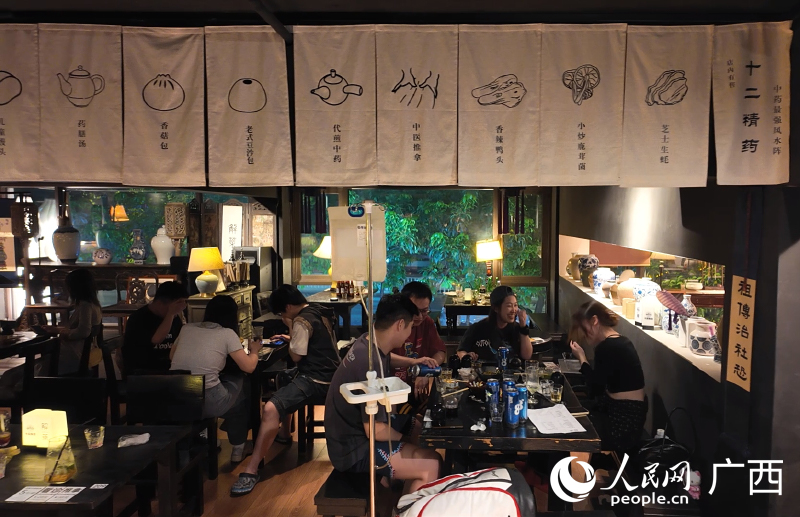 一家新潮中医馆里，年轻人体验特色食疗。人民网 雷琦竣摄