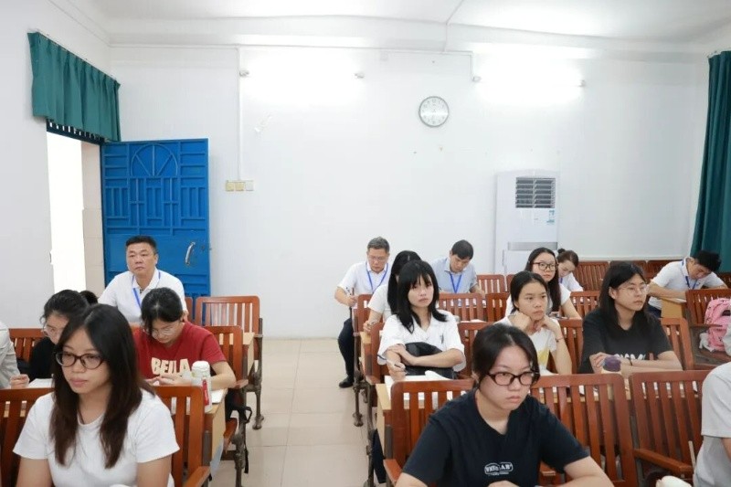 检查组深入课堂听课