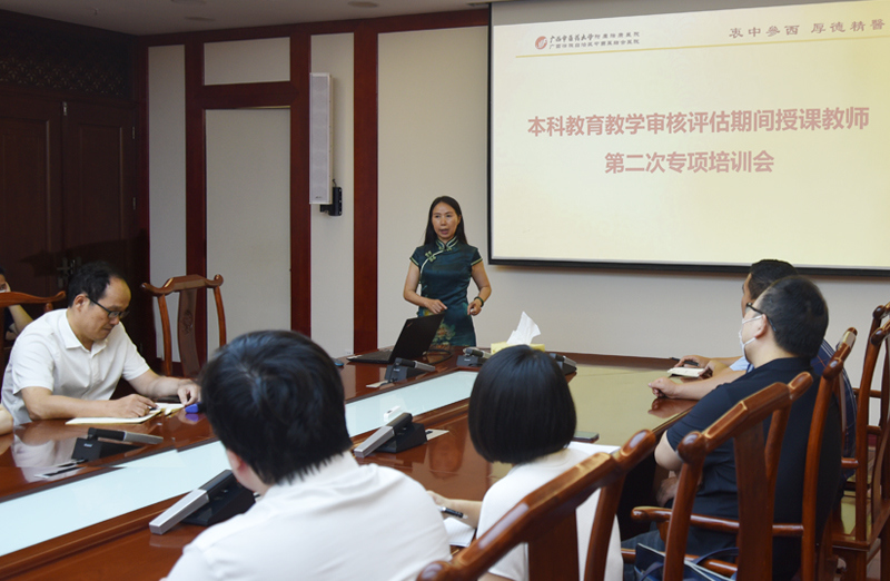 3陈日兰副书记作培训.jpg 3陈日兰副书记作培训.jpg