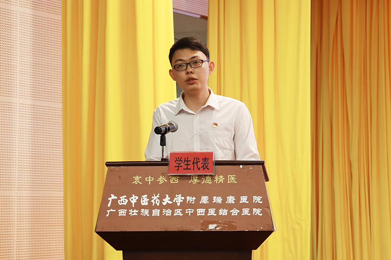 10学生代表发言.jpg 10学生代表发言.jpg