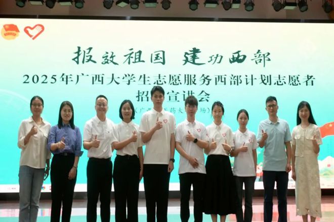 我校老师和宣讲团成员合影