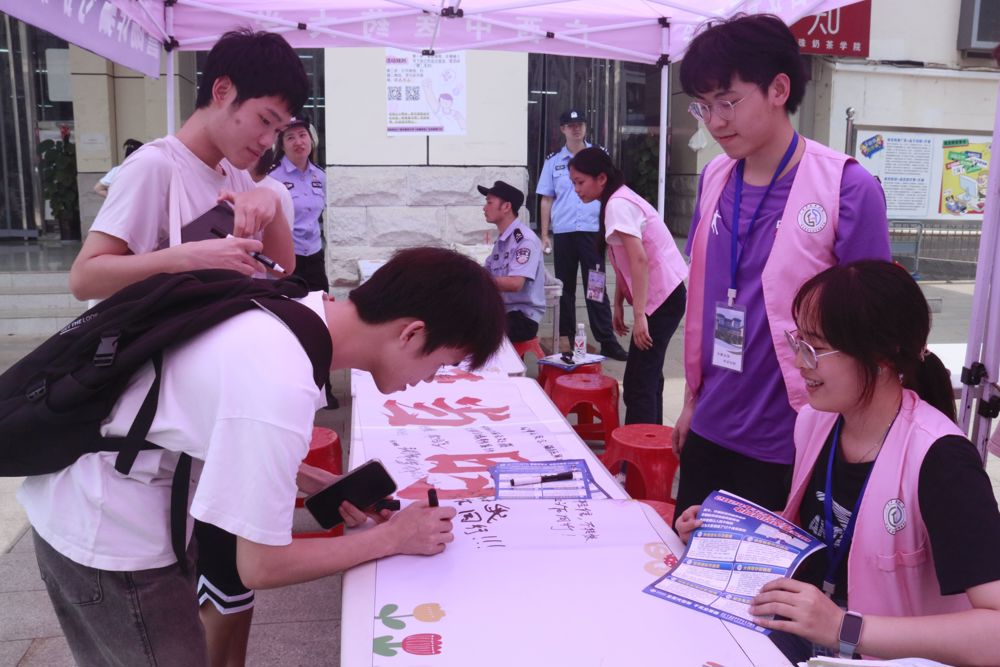 同学们书写反诈宣言（2）