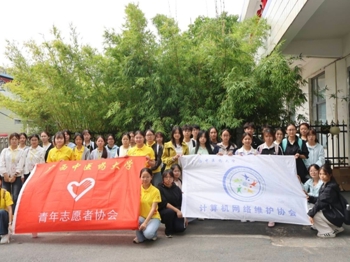 科技暖夕阳，青春伴晚晴｜我校青年志愿者协会联合计算机网络维护协会顺利举行重阳探院活动