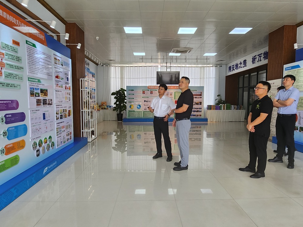 参观中医药壮瑶医药研究院