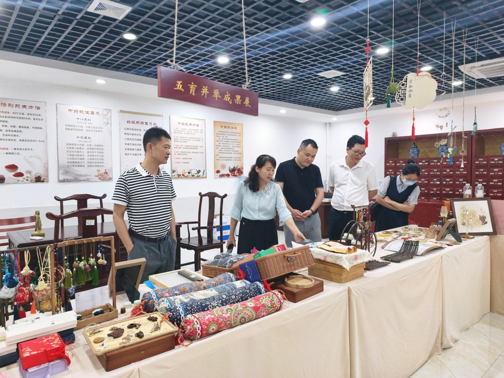 参观药学院 参观药学院