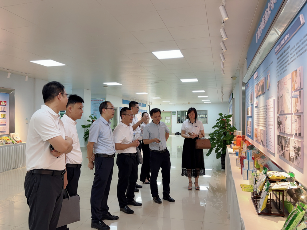 参观壮瑶医药研究院