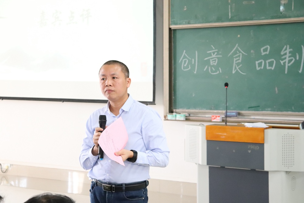 谭强老师对各小组作品进行点评