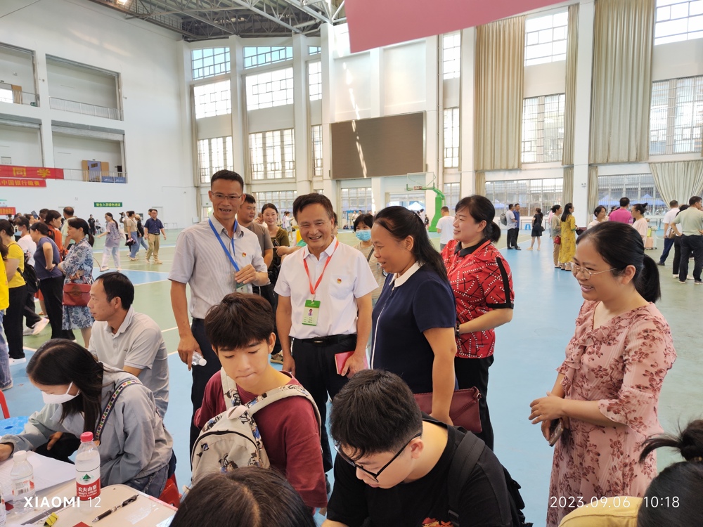 药学院领导走访新生报到现场